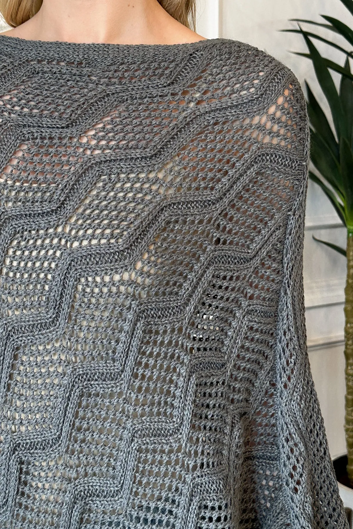 KNITTED NET WAVE PATTERN FRINGE TASSEL POCHO