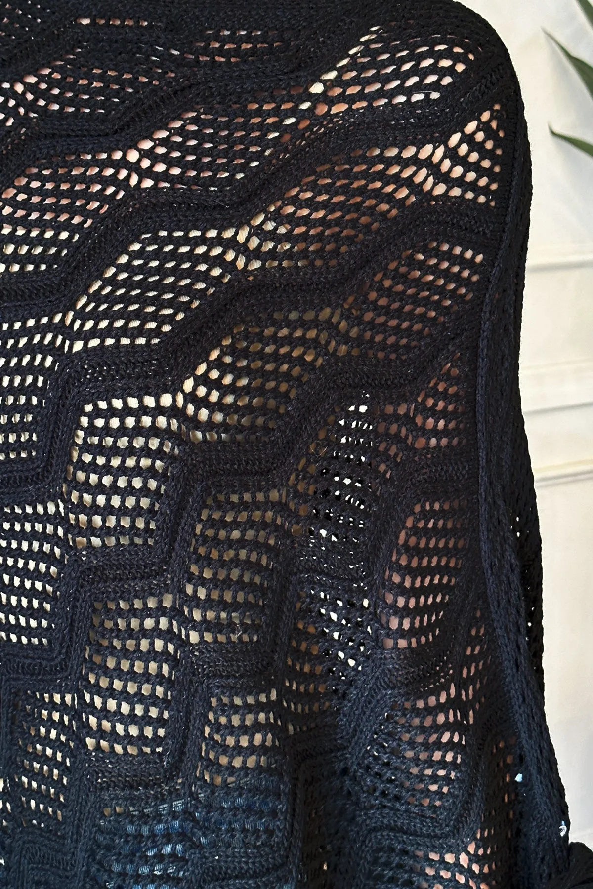 KNITTED NET WAVE PATTERN FRINGE TASSEL POCHO